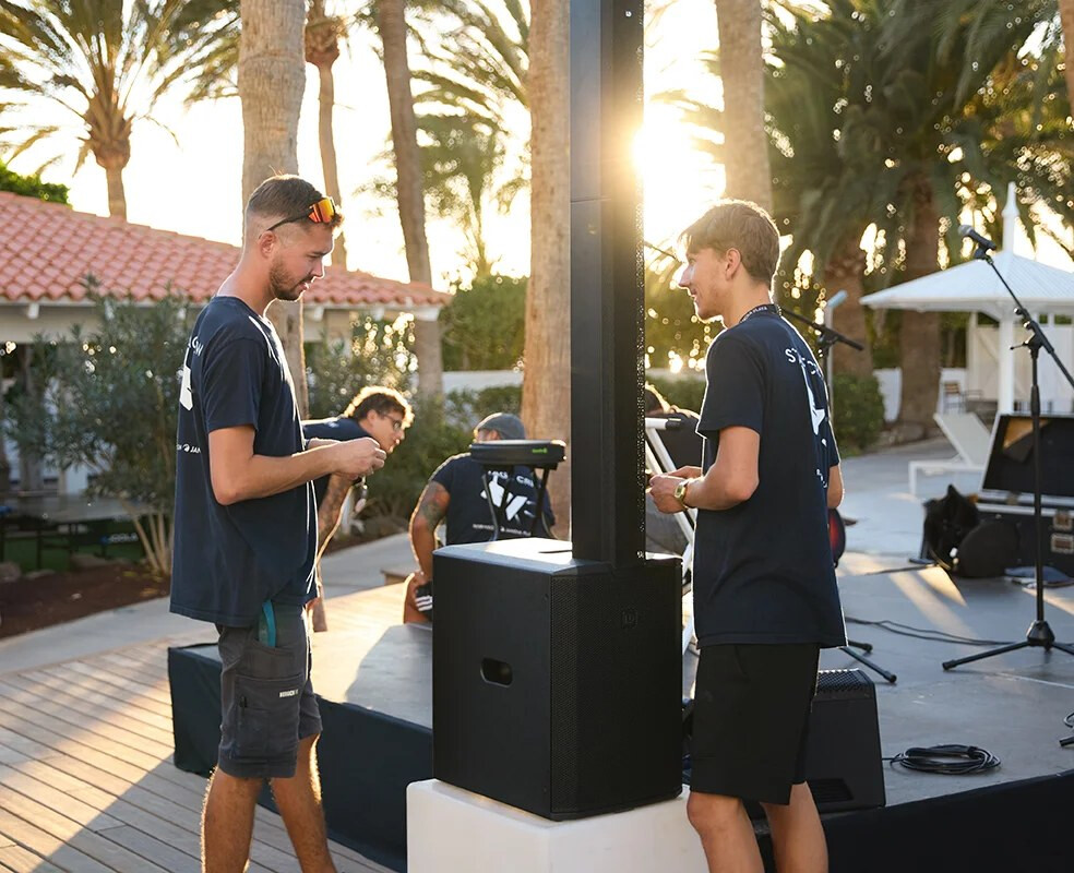 Acoustic duo playing outdoors with LD Systems MAUI G3