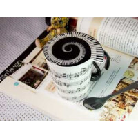 Kaffeetasse mit Deckel Noten schwarz/weiß