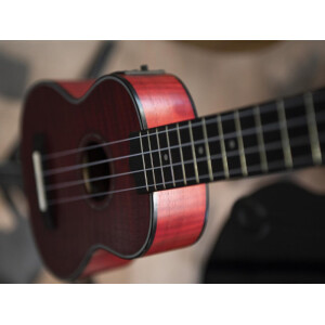 Dimavery UK-100 soprano ukulele, flamed red