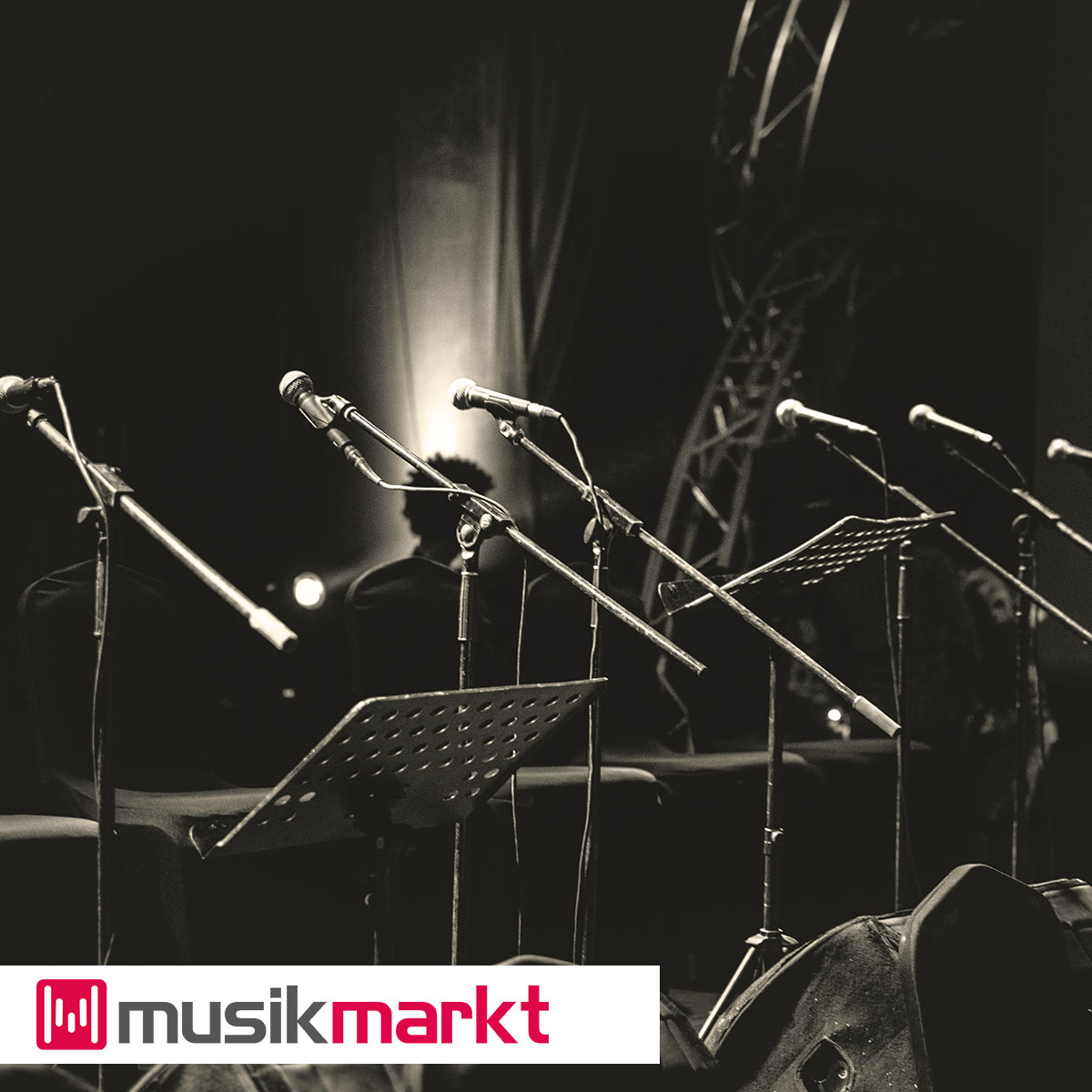 Bühne mit Licht und Beschallungssystem während eines Konzert